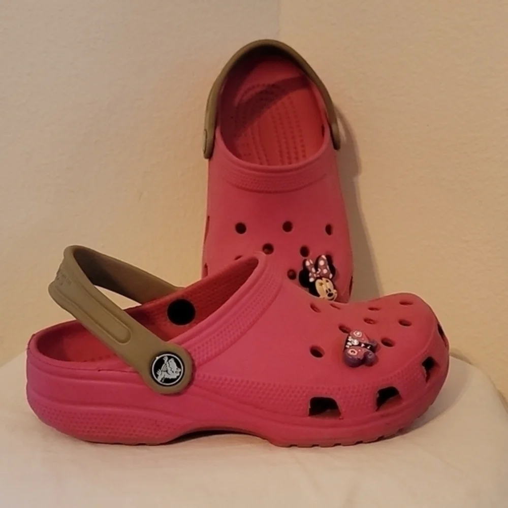 CHILDREN'S PINK CLASSIC CROCS (sz Girls 2 or‎ Boys 4)
